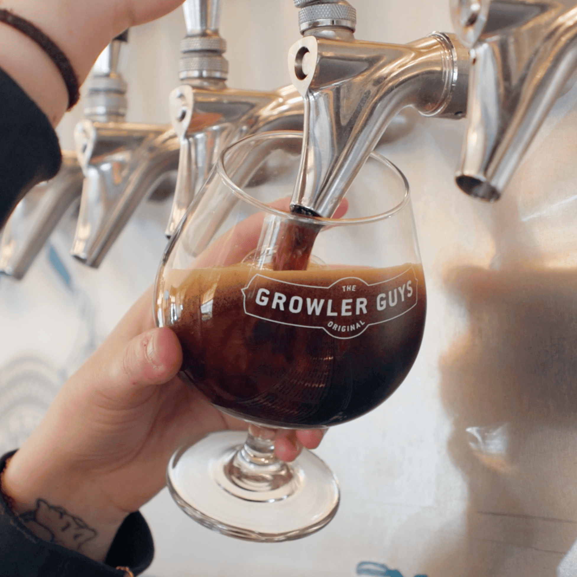 Growler Guys Klammath Glass Pour-min